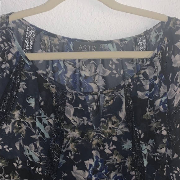 ASTR Sheer and Lace Blouse Large - Picture 3 of 4